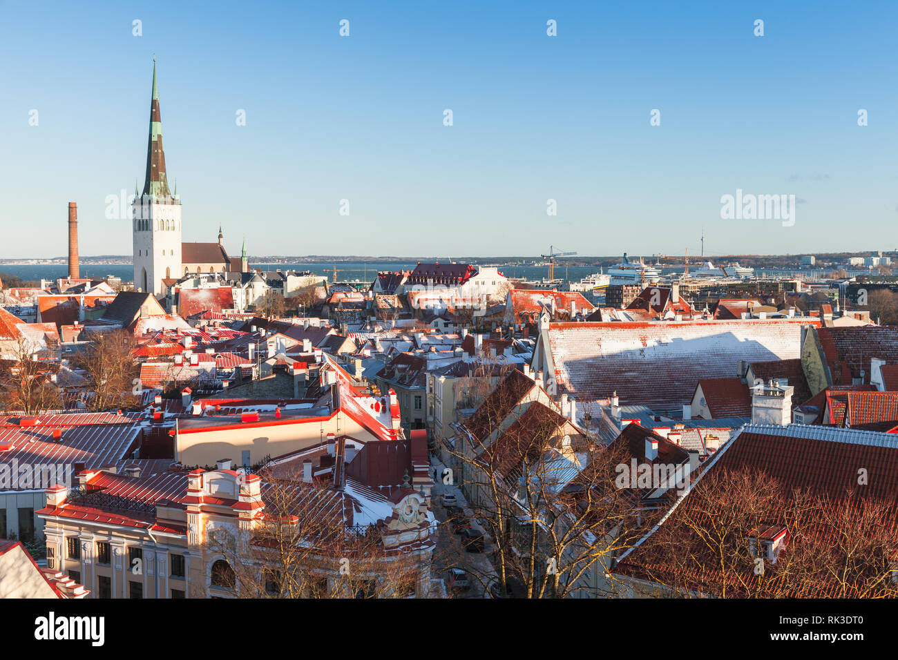 Vieille ville de Tallinn cityscape en hiver. Églises et maisons individuelles avec leur toit de tuiles rouges Banque D'Images