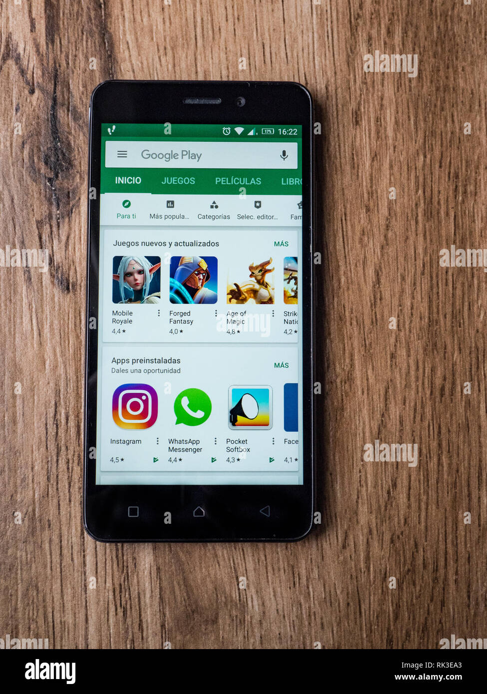 La Coruna, Espagne - 24 janvier 2019 Téléphone mobile avec google play dans l'arrière-plan sur bois screem Banque D'Images