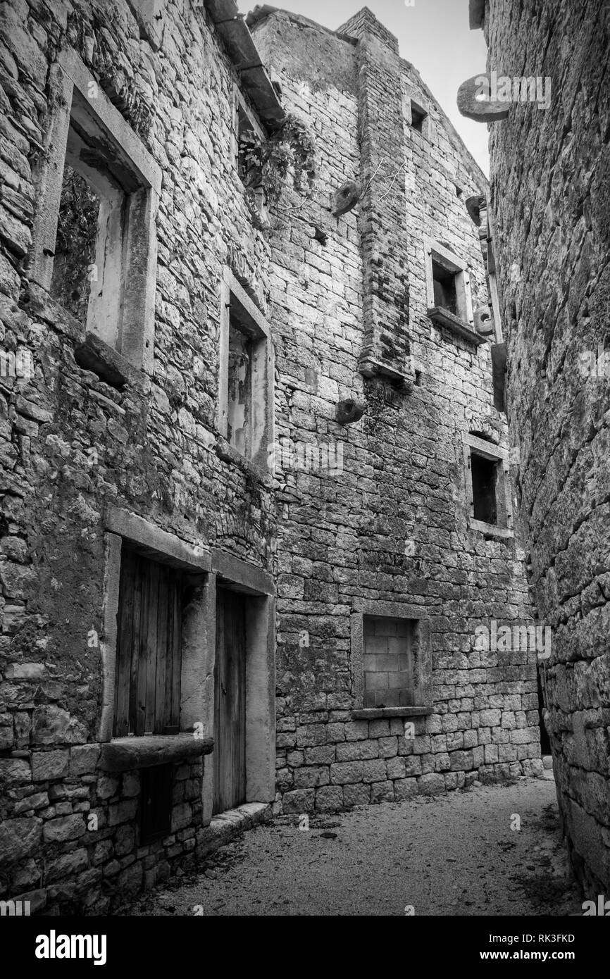 Une rue de la colline historique village de balle (également appelé Valle), en Istrie, Croatie Banque D'Images