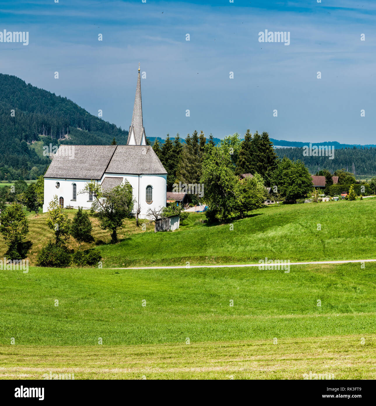 Vue panoramique d'une chapelle et de vertes collines sur la campagne allemande dans le village de Kappel Banque D'Images