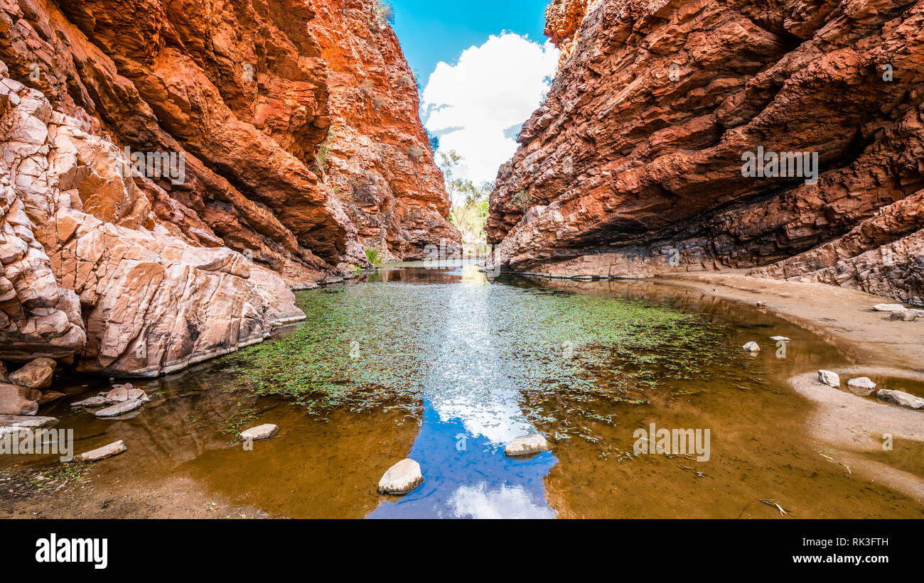 Vue panoramique de Simpsons Gap à West MacDonnell Parc National dans NT outback Australie centrale Banque D'Images