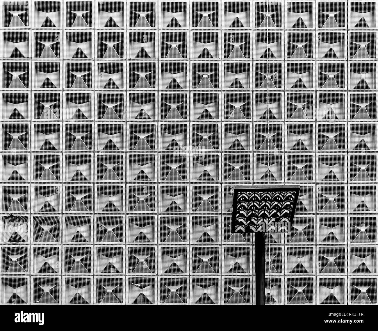 Ulm, Bavière / Allemagne - 0807 2018 : Abstract design d'un bâtiment moderne avec des motifs et un éclairage de rue Banque D'Images