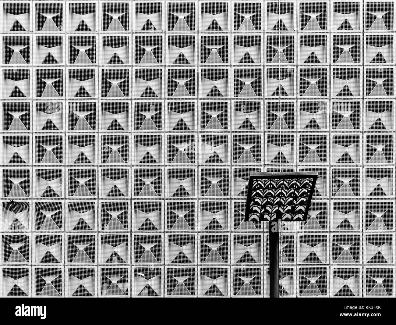 Ulm, Bavière / Allemagne - 0807 2018 : Abstract design d'un bâtiment moderne avec des motifs et un éclairage de rue Banque D'Images