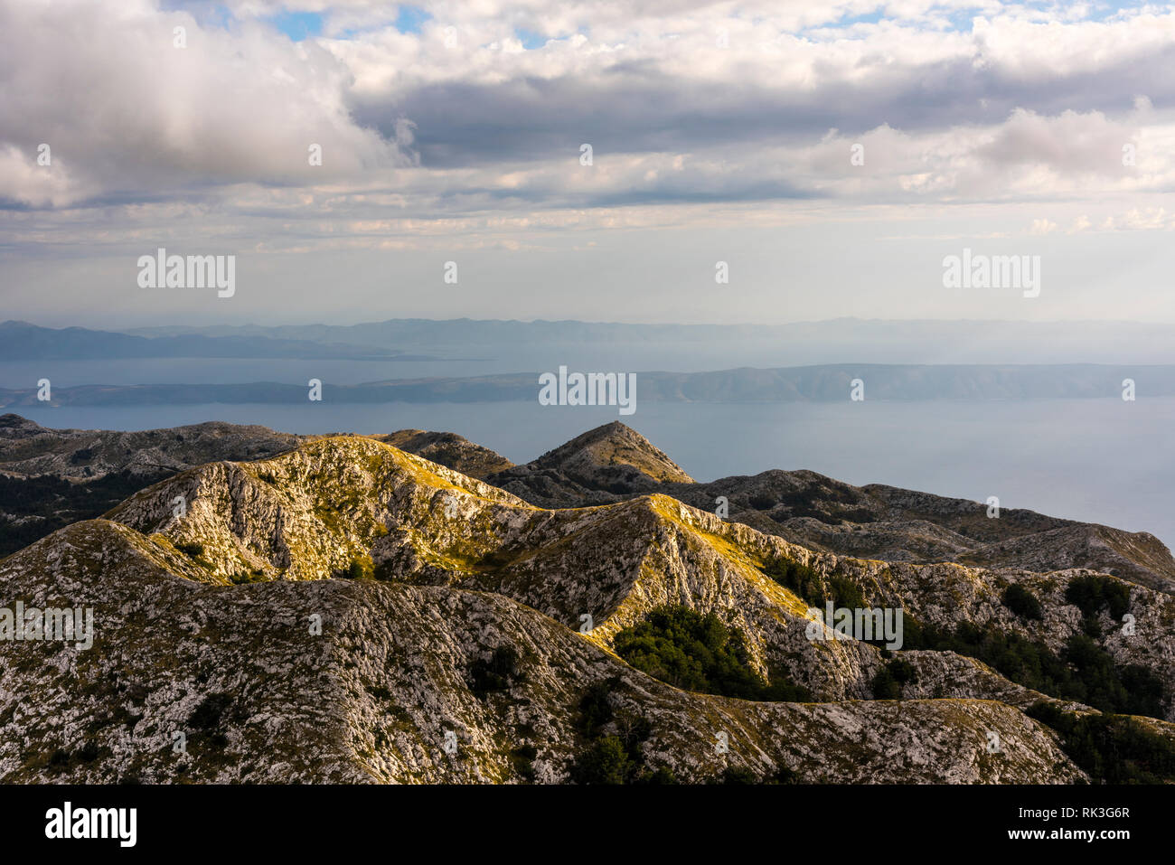 Chaîne de montagne en face de la côte dalmate de la mer Adriatique, le Parc Naturel de Biokovo, vue de Sveti Jure peak, Croatie Banque D'Images