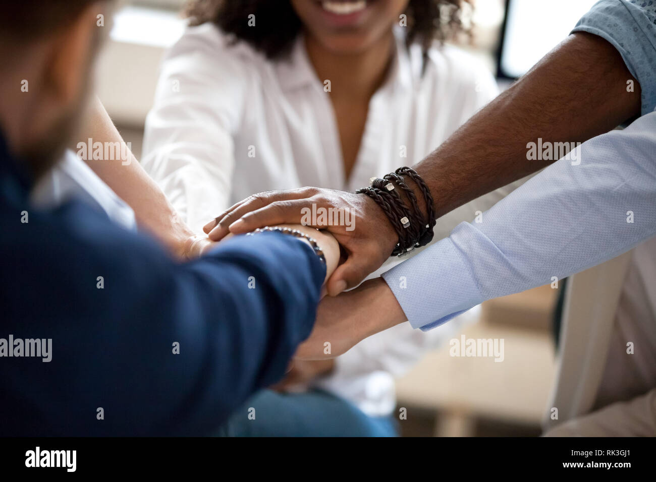 Affaires diverses personnes mettre les mains ensemble en velours, de la notion de soutien Banque D'Images