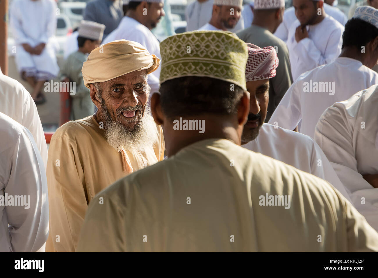 Nizwa, Oman - Novembre 2, 2018 : Expression d'un vieux homme omanais dans la foule au marché du vendredi Banque D'Images