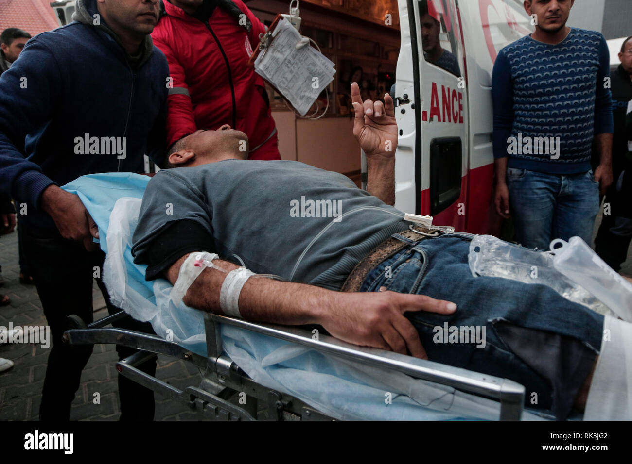 Beit Lahia, Gaza. Le 08 février, 2019. Un Palestinien blessé vu portant sur une civière à l'hôpital. Palestiniens blessés lors d'affrontements avec les forces israéliennes près de la frontière d'Erez avec Israël vu à l'hôpital de Beit Lahia. Credit : SOPA/Alamy Images Limited Live News Banque D'Images