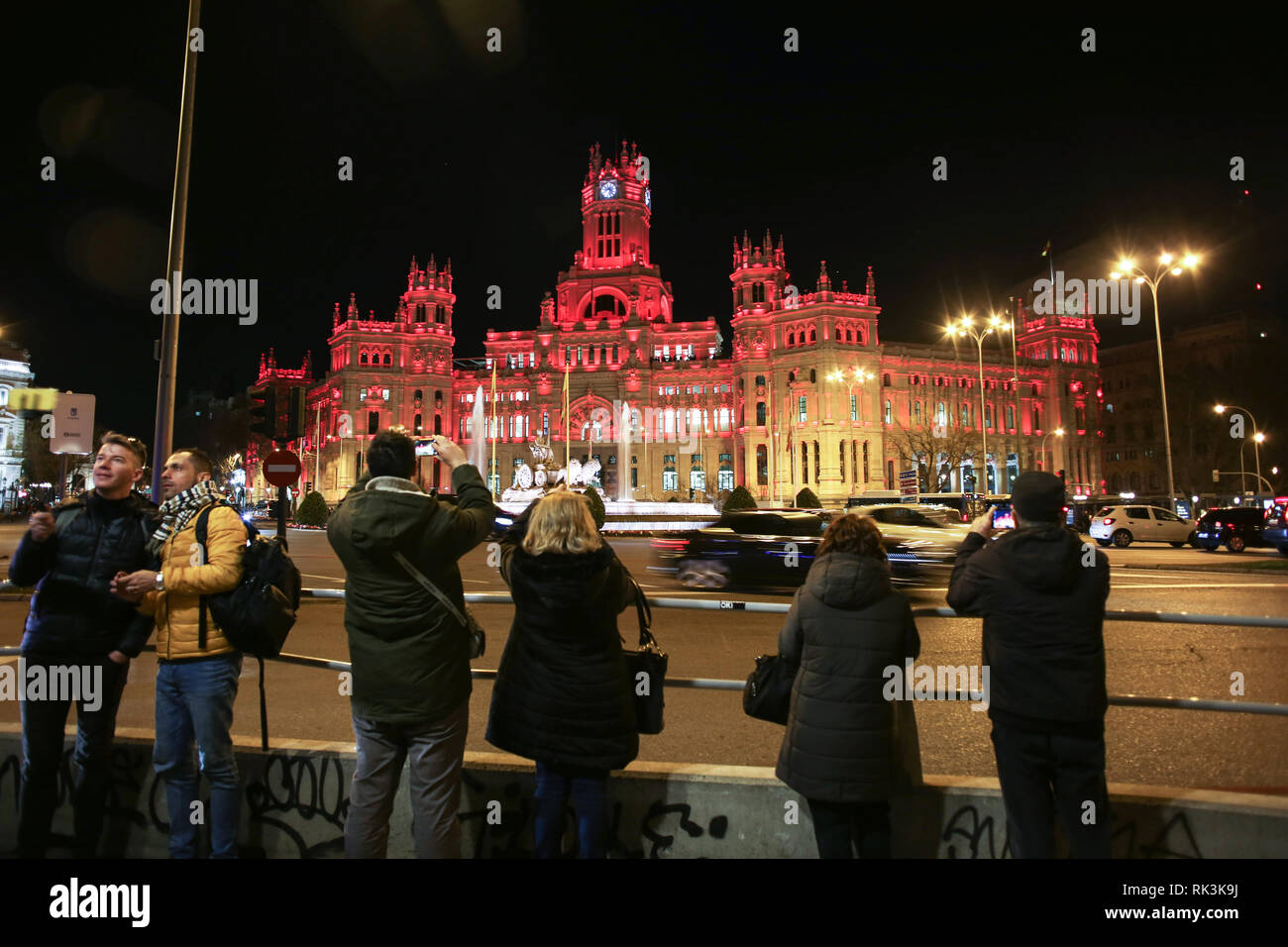 Les gens prennent des photos de l'éclairage en face de la fontaine de la Cibeles à la mairie de Madrid pendant la célébration du Nouvel An chinois. La communauté chinoise et les responsables chinois de Madrid se joint à la fête en cette cinquième édition de la célébration du Nouvel An chinois, année du cochon dans le quartier ainsi que de multiples activités organisées par l'ambassade de la République populaire de Chine et de la Culture et des Sports de la municipalité de Madrid. Banque D'Images