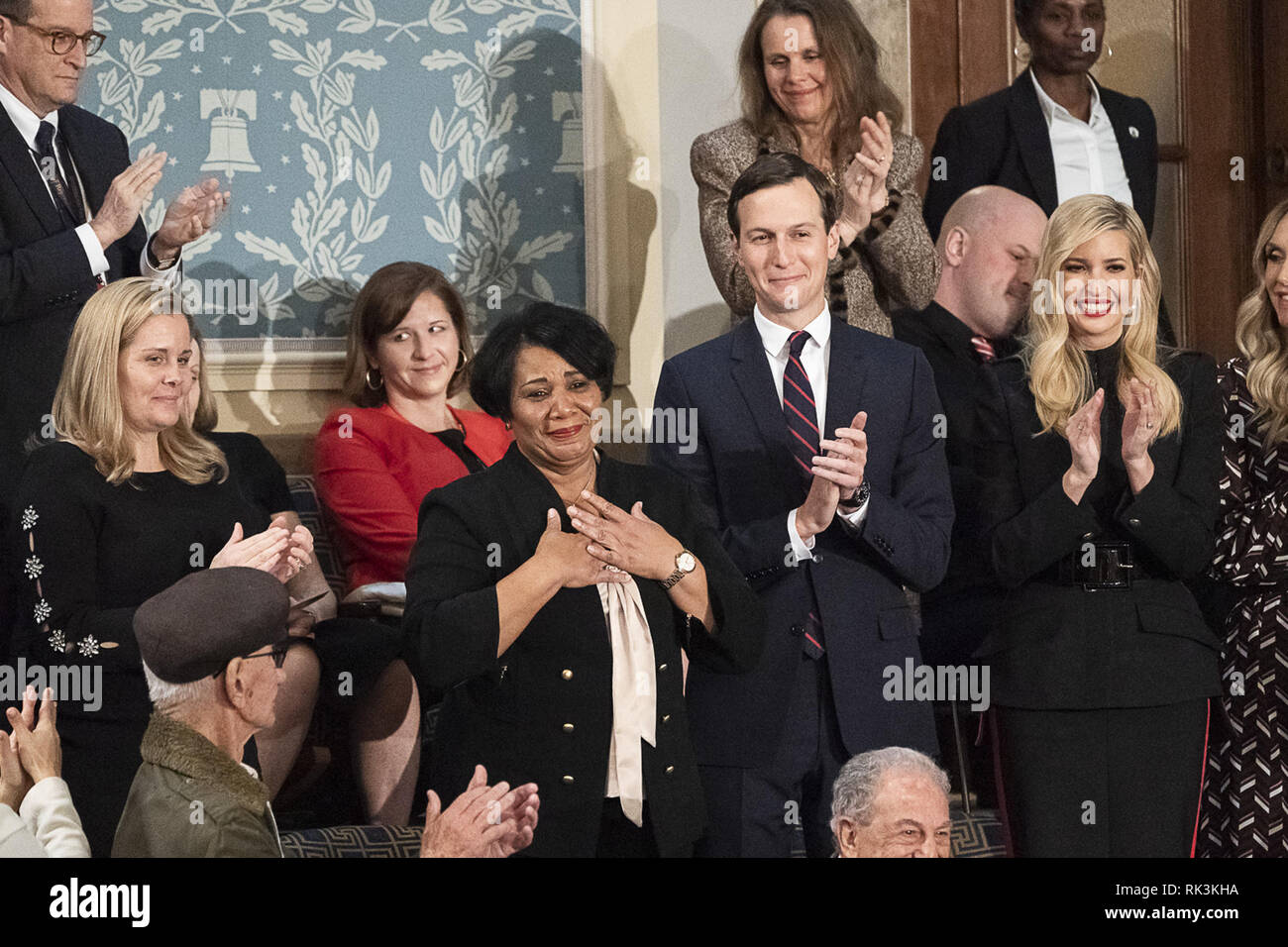 Alice Johnson, qui purgeait une peine obligatoire d'emprisonnement à vie et la clémence a été accordée par le Président Donald J. Trump en juin 2018, des gestes envers le président de l'atout d'invités spéciaux gallery Mardi, Février 5, 2019, au cours de l'état de l'Union à l'United States Capitol à Washington, D.C. Les gens : Alice Johnson Banque D'Images Alice Johnson, qui purgeait une peine obligatoire d'emprisonnement à vie et la clémence a été accordée par le Président Donald J. Trump en juin 2018, des gestes envers le président de l'atout d'invités spéciaux gallery Mardi, Février 5, 2019, au cours de l'état de l'Union à l'United States Capitol à Washington, D.C. Les gens : Alice Johnson Banque D'Images