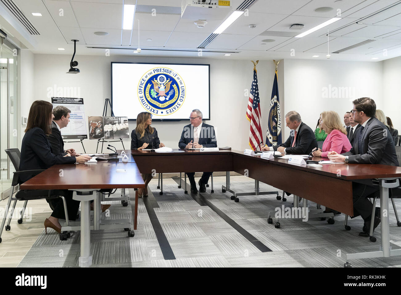 Première Dame Melania Trump reçoit un exposé de Jim Carroll, le directeur de l'Office of National Drug Control Policy, le jeudi, 7 février 2019, à l'Office of National Drug Control Policy à Washington, D.C Personnes : Le président Donald Trump Banque D'Images Première Dame Melania Trump reçoit un exposé de Jim Carroll, le directeur de l'Office of National Drug Control Policy, le jeudi, 7 février 2019, à l'Office of National Drug Control Policy à Washington, D.C Personnes : Le président Donald Trump Banque D'Images