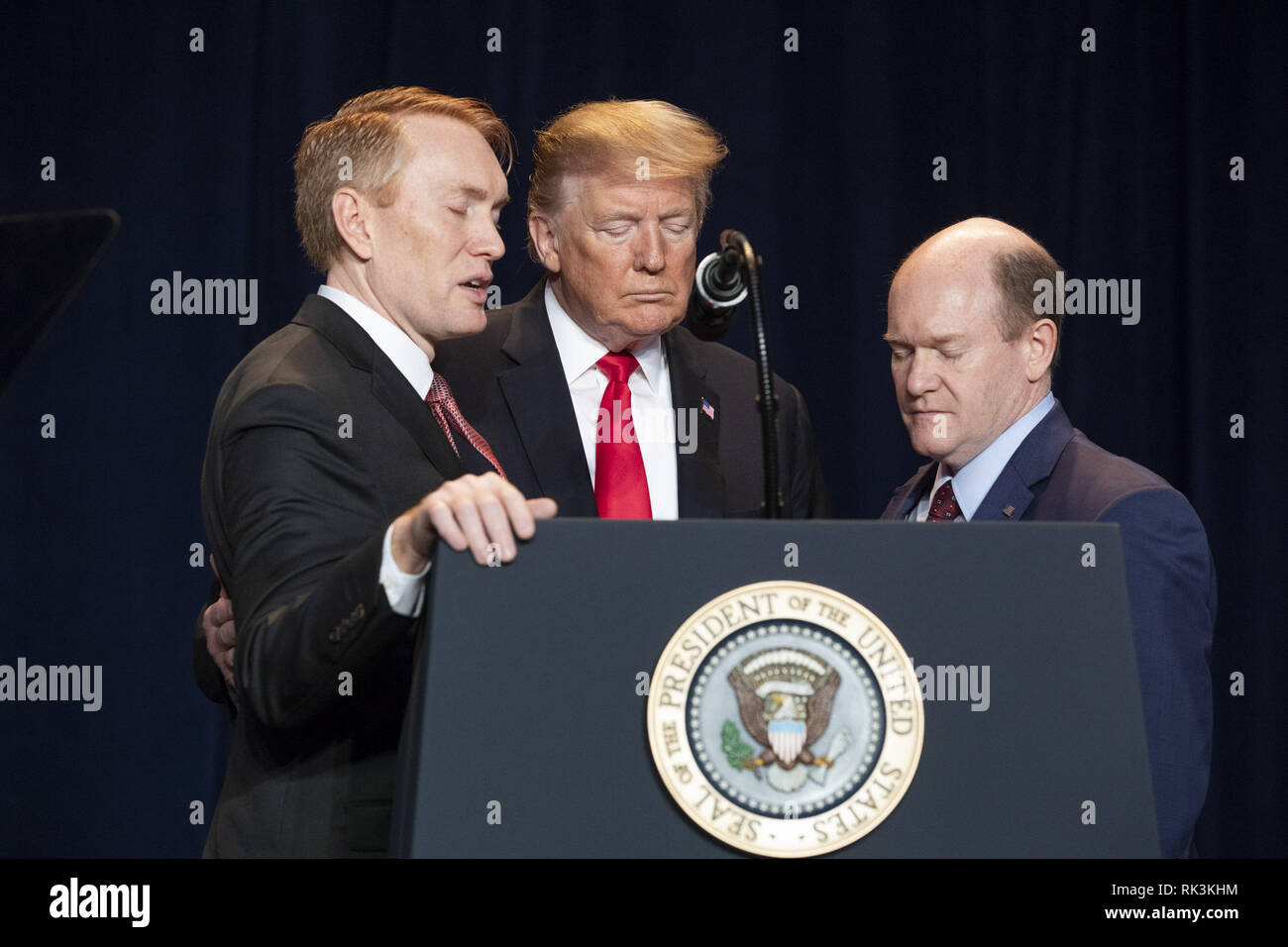 Le président Donald J. Trump participe à une prière au podium après avoir prononcé son discours prononcé au petit déjeuner de prière national 2019 Jeudi, 7 février 2019, à l'hôtel Hilton de Washington à Washington, D.C Personnes : Le président Donald Trump Banque D'Images Le président Donald J. Trump participe à une prière au podium après avoir prononcé son discours prononcé au petit déjeuner de prière national 2019 Jeudi, 7 février 2019, à l'hôtel Hilton de Washington à Washington, D.C Personnes : Le président Donald Trump Banque D'Images