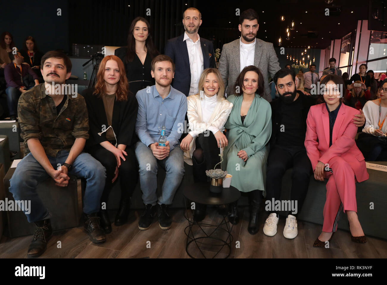 09 février 2019, Berlin : 69. Berlinale : les acteurs Dawid Ogrodnik, Pologne (première rangée, l-r), Rea, de peur que l'Estonie, Elliott Crosset Hove, le Danemark, l'Ine Marie Wilmann, Norvège, Kristin Thora Haraldsdottir, Islande, Suède, Ardalan Esmaili, Emma Drogunova, l'Allemagne, l'Aisling Franciosi, Irlande (rangée arrière, l-r), Blagoj Veselinov, Macédoine, Serbie, Milan Maric, sont à l'événement de la presse pour "European Shooting Stars 2019' dans le salon Audi Berlinale. Photo : Christoph Soeder/dpa Banque D'Images