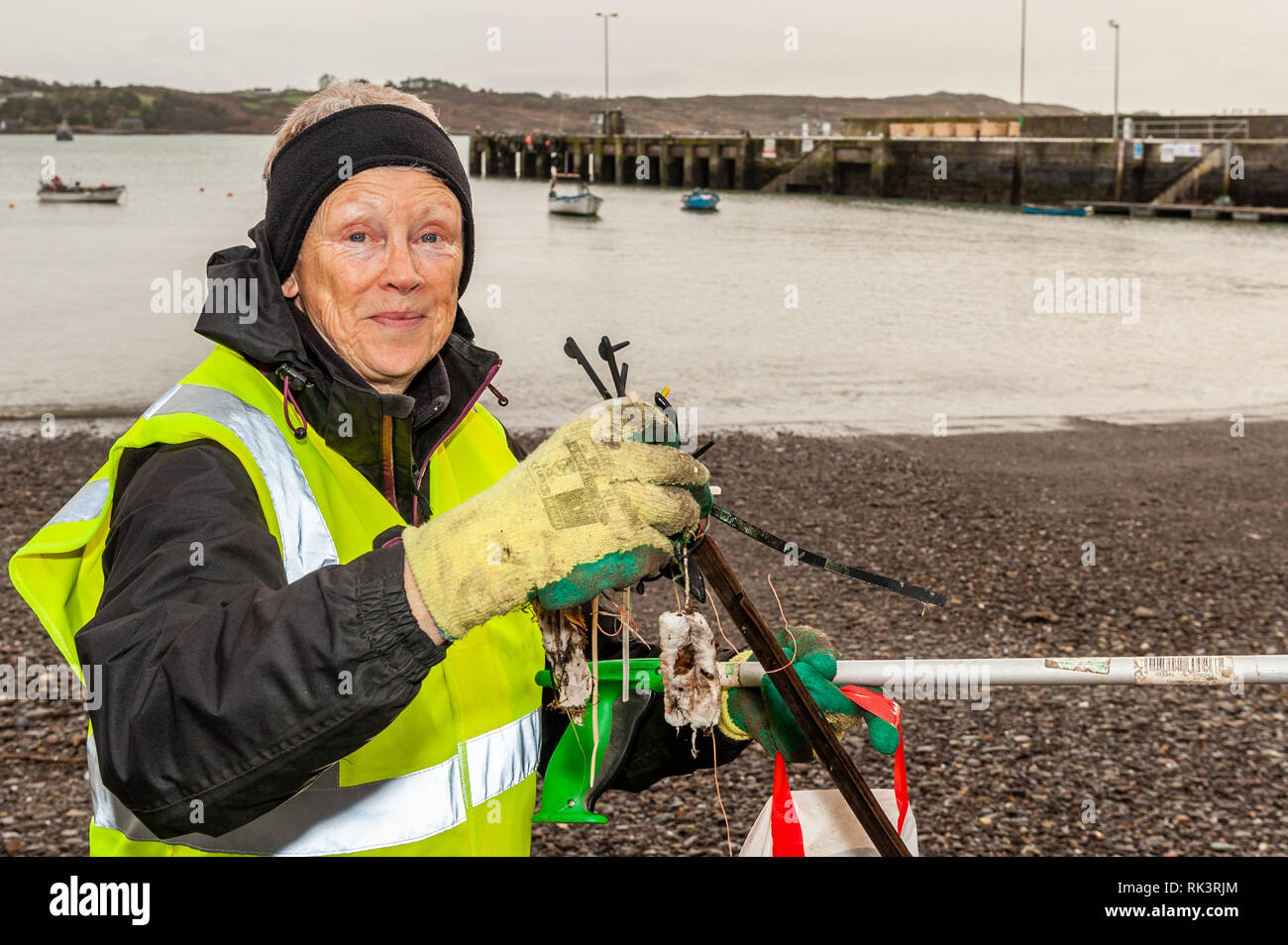 Schull, West Cork, Irlande. 9 février 2018. Angela Smith de Schull Tidy Towns retient les déchets de plastique qu'elle a recueillis sur l'une des plages de Schull. Le plastique déversé sur les plages de West Cork est un problème environnemental majeur. Crédit : AG News/Alay Live News. Banque D'Images