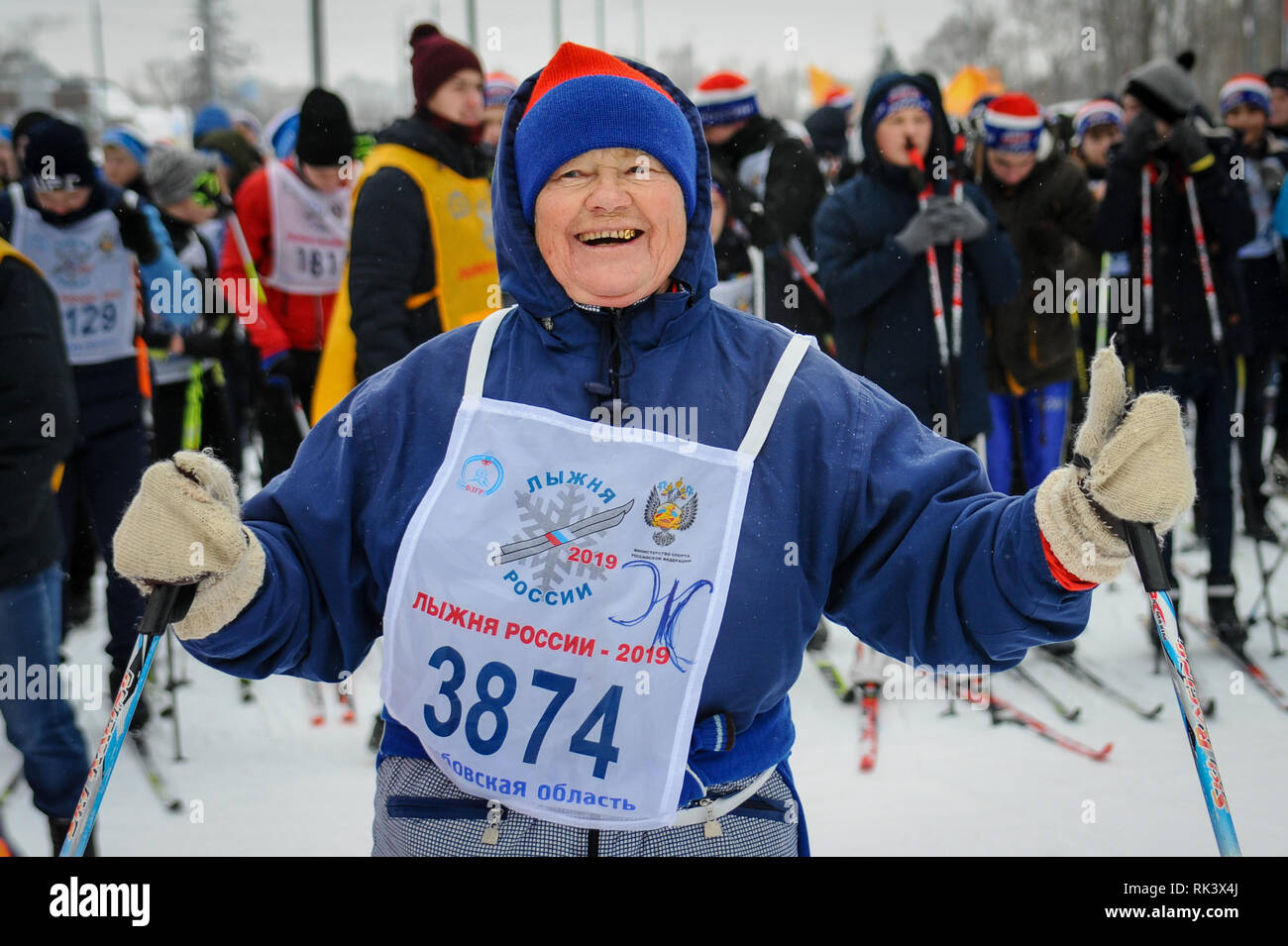 Tambov, Région de Tambov, en Russie. Feb 9, 2019. Le 9 février 2019, dans le parc '' ''Amitié Tambov (Russie), tenue XXXVII La compétition de ski''Ski la voie de la Russie''. Il a été suivi par environ 6 000 résidents de la région de Tambov. Le plus jeune participant était de trois ans et six mois, et le plus vieux, de plus de 80 ans. Dans la photo - Participant de la course de ski russe ''Ski la voie de la Russie'' Tatiana Bezrukova (catégorie 75-79 ans) avant le départ Crédit : Demian Stringer/ZUMA/Alamy Fil Live News Banque D'Images