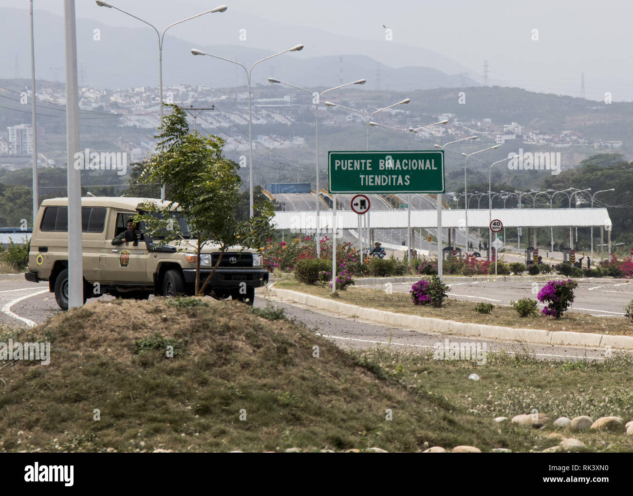 Caracas, Venezuela. Feb 8, 2019. Passage de la frontière entre la Colombie et le Venezuela près du pont. Tienditas Au milieu de la dispute sur l'aide humanitaire pour le Venezuela, les autorités de la pays de l'Amérique du Sud ont bloqué le pont de l'autoroute à la Colombie voisine. Le pont a été achevé en 2016, mais jamais mis en service. Maintenant, il a été stoppé à la remorque d'un camion-citerne et deux récipients. 08 février 2019, le Venezuela, Cúcuta : Crédit : Elyxandro Cegarra/ZUMA/Alamy Fil Live News Banque D'Images