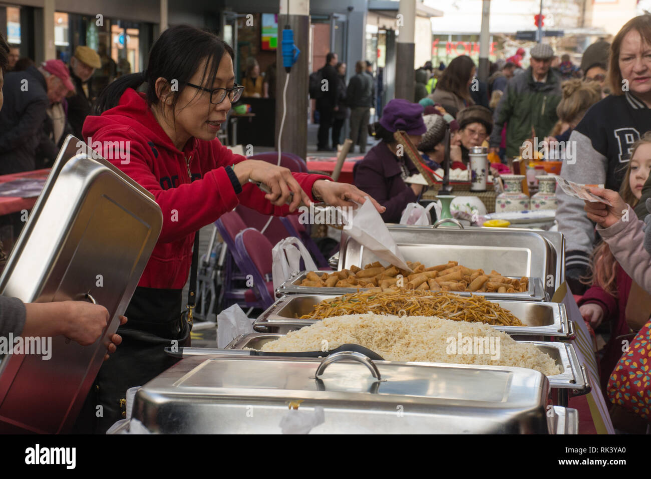 Woking, Surrey, UK. 9 Février, 2019. Le centre-ville de Woking a célébré le Nouvel An chinois du cochon aujourd'hui avec des défilés colorés et des spectacles. Les visiteurs de la ville a également bénéficié à la recherche, les étals de marché de l'art et l'artisanat traditionnel chinois, comme la calligraphie, et la nourriture. Banque D'Images
