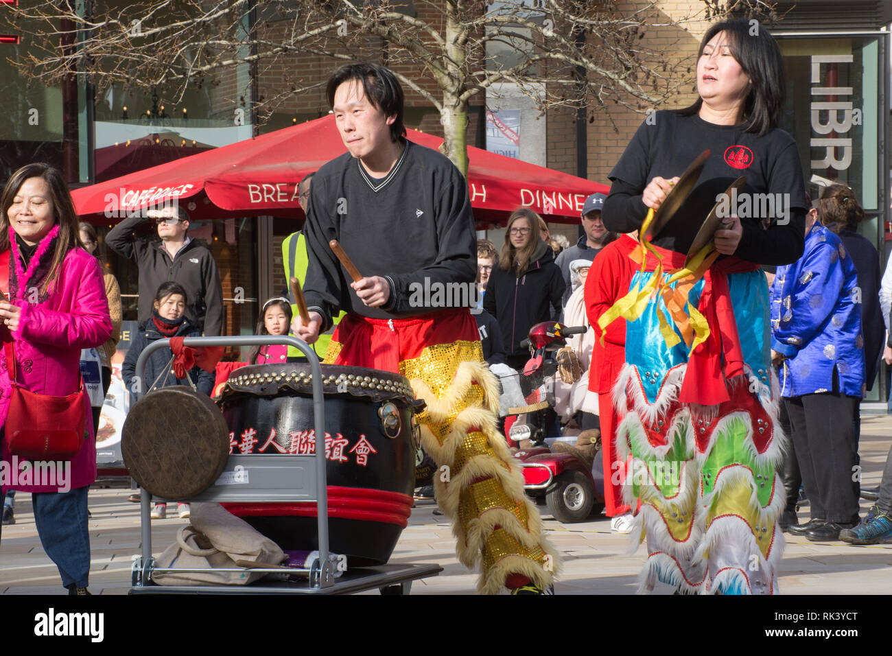 Woking, Surrey, UK. 9 Février, 2019. Le centre-ville de Woking a célébré le Nouvel An chinois du cochon aujourd'hui avec des défilés colorés et des spectacles. Les performances et les percussionnistes du tambour. Banque D'Images