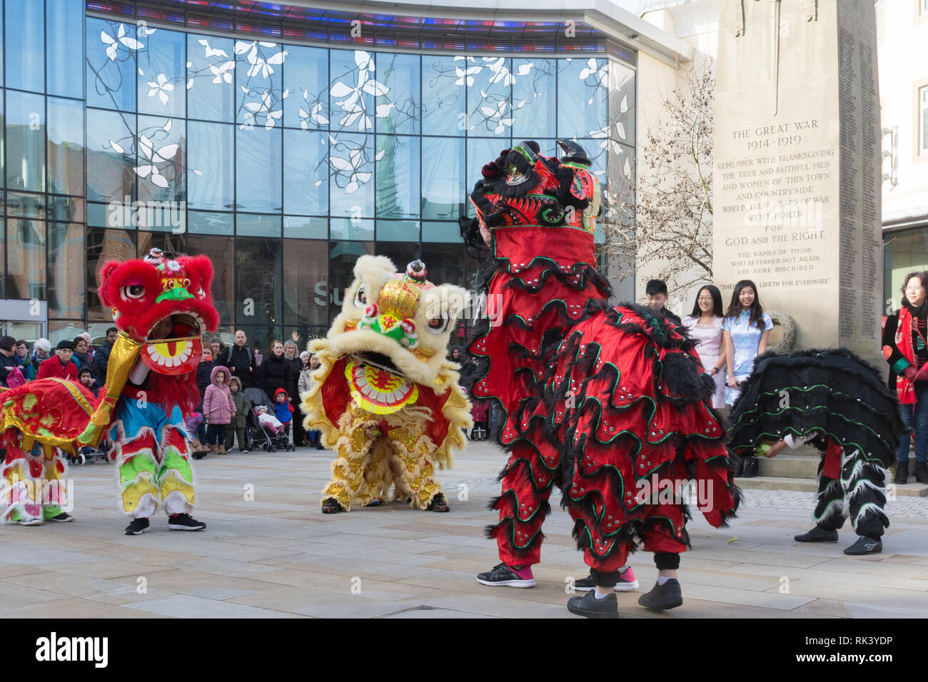 Woking, Surrey, UK. 9 Février, 2019. Le centre-ville de Woking a célébré le Nouvel An chinois du cochon aujourd'hui avec des défilés colorés et des spectacles. La performance de danse du lion. Banque D'Images