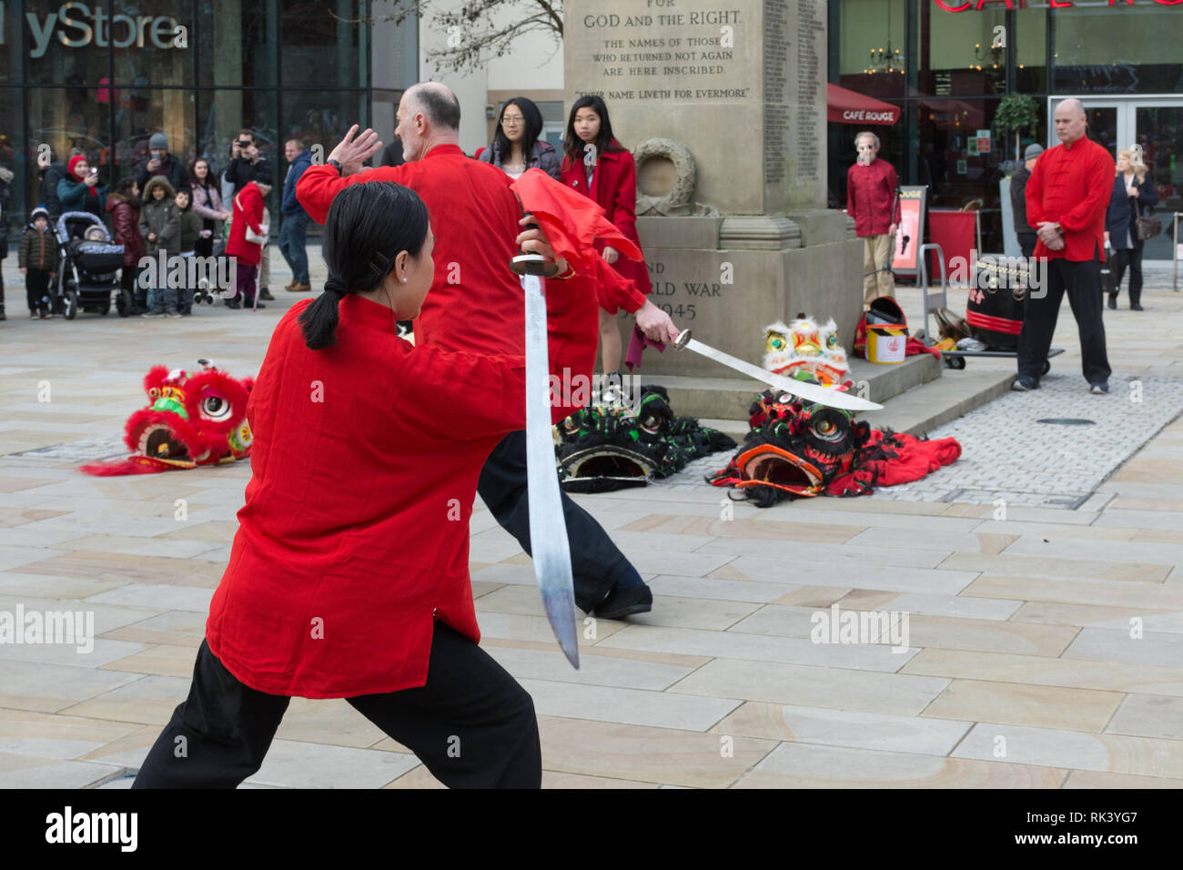 Woking, Surrey, UK. 9 Février, 2019. Le centre-ville de Woking a célébré le Nouvel An chinois du cochon aujourd'hui avec des défilés colorés et des spectacles. Démonstration d'une épée. Banque D'Images