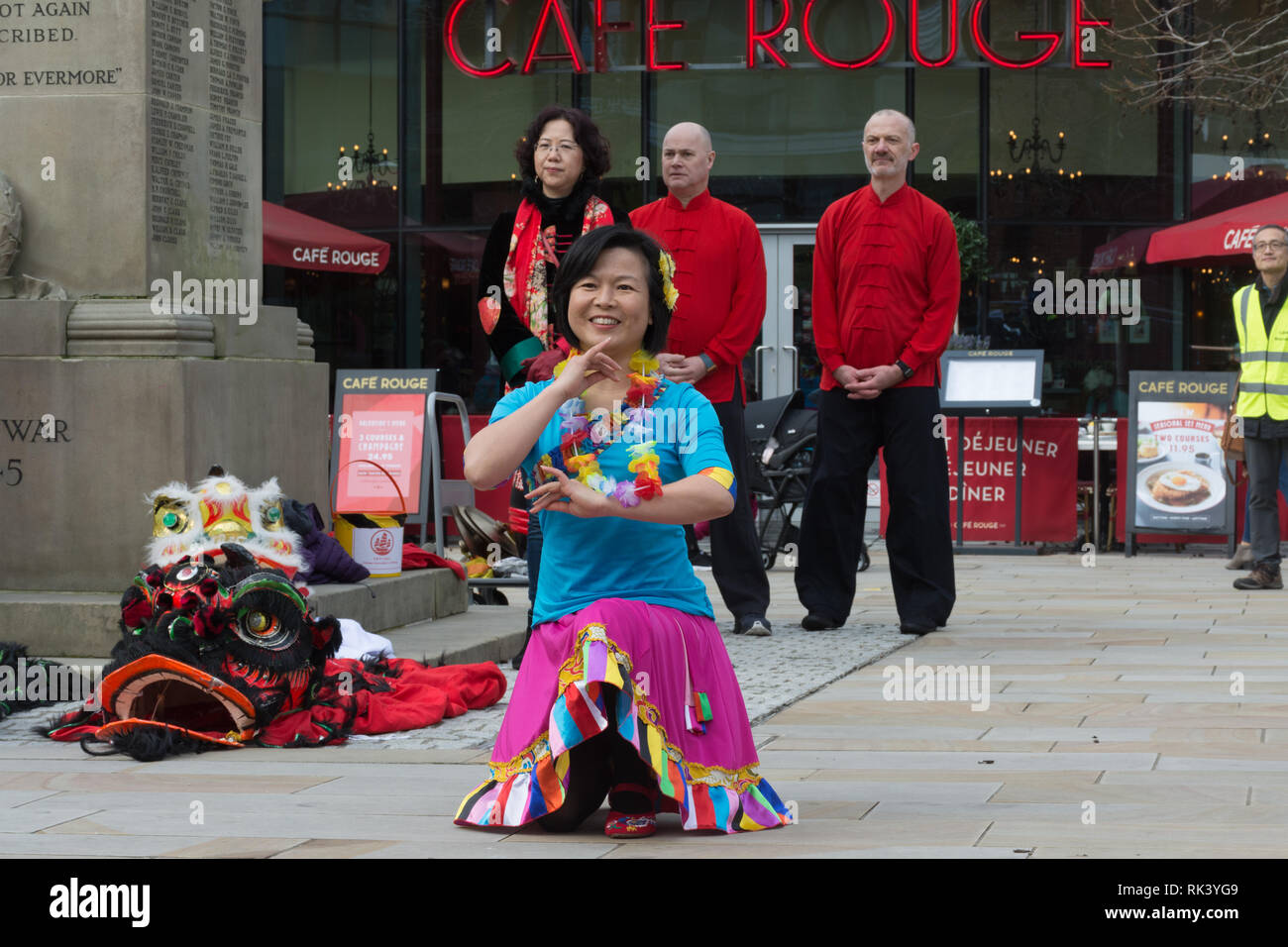 Woking, Surrey, UK. 9 Février, 2019. Le centre-ville de Woking a célébré le Nouvel An chinois du cochon aujourd'hui avec des défilés colorés et des spectacles. Un spectacle de danse. Banque D'Images
