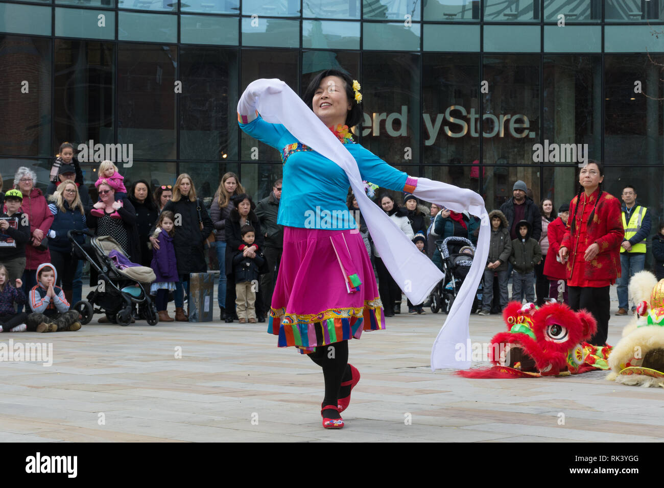 Woking, Surrey, UK. 9 Février, 2019. Le centre-ville de Woking a célébré le Nouvel An chinois du cochon aujourd'hui avec des défilés colorés et des spectacles. Un spectacle de danse. Banque D'Images