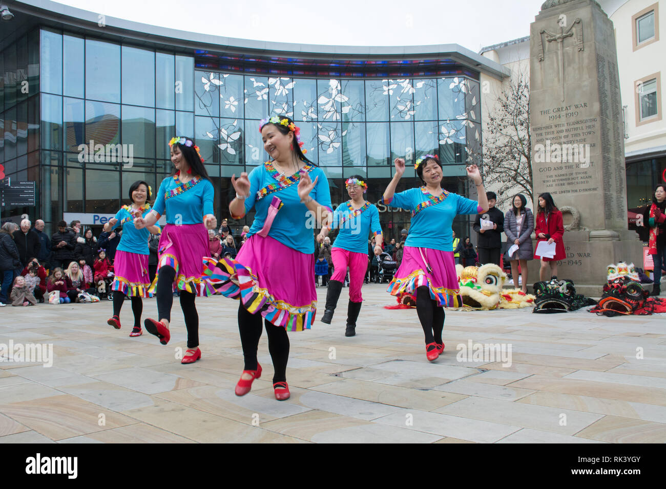 Woking, Surrey, UK. 9 Février, 2019. Le centre-ville de Woking a célébré le Nouvel An chinois du cochon aujourd'hui avec des défilés colorés et des spectacles. Un spectacle de danse. Banque D'Images