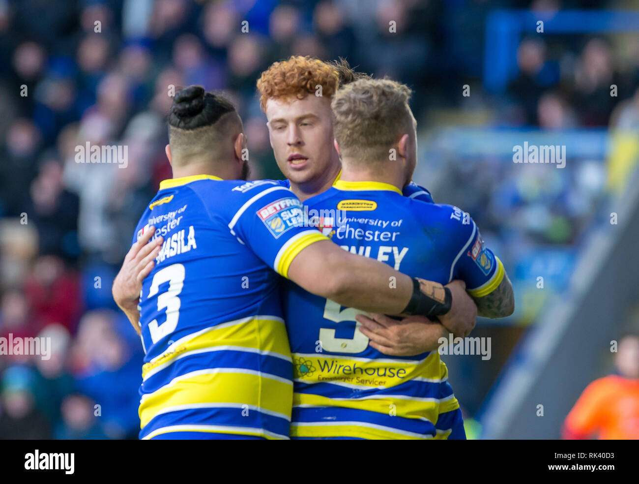 Stade Halliwell Jones, Warrington, Royaume-Uni. Feb 9, 2019. Super League rugby Betfred, Warrington Wolves contre Hull KR ; Harvey Livett est félicité par Bryson Goodwin et Josh Charnley après avoir marqué au second semestre : Action Crédit Plus Sport/Alamy Live News Banque D'Images