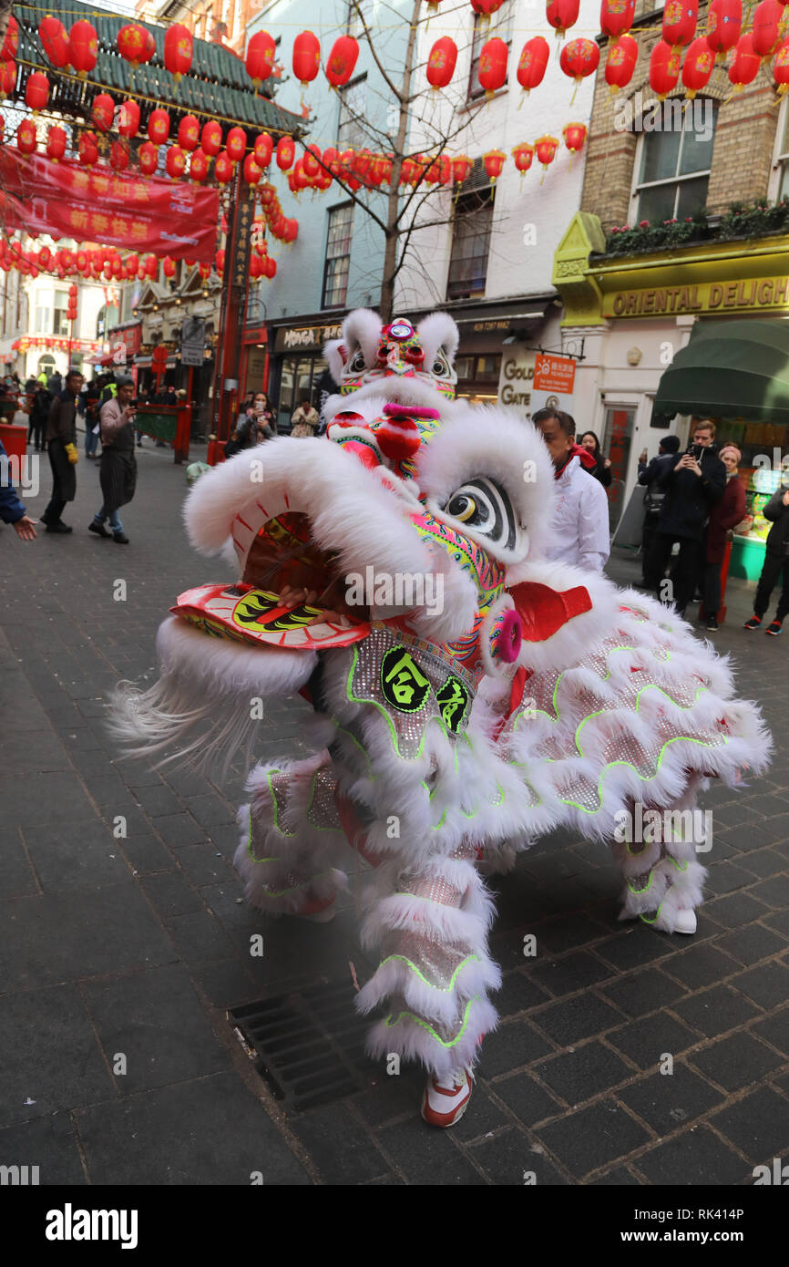 Londres, Royaume-Uni. Feb 9, 2019. Foules regardant la danse du lion dans Gerrard Street dans le quartier chinois dans le cadre de la fête du Nouvel An chinois pour l'année du cochon à Londres Crédit : Paul Brown/Alamy Live News Banque D'Images
