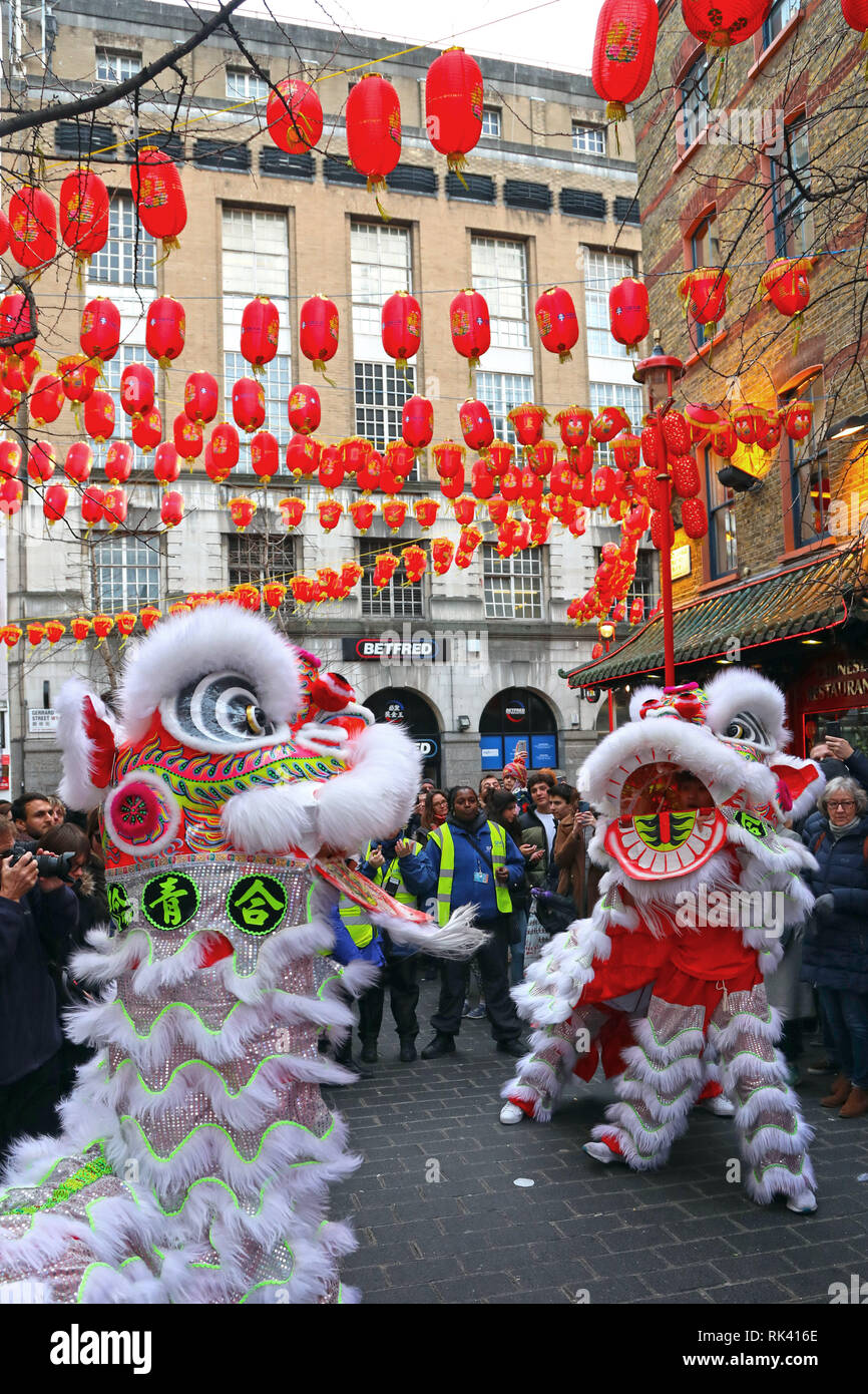 Londres, Royaume-Uni. Feb 9, 2019. Foules regardant la danse du lion dans Gerrard Street dans le quartier chinois dans le cadre de la fête du Nouvel An chinois pour l'année du cochon à Londres Crédit : Paul Brown/Alamy Live News Banque D'Images