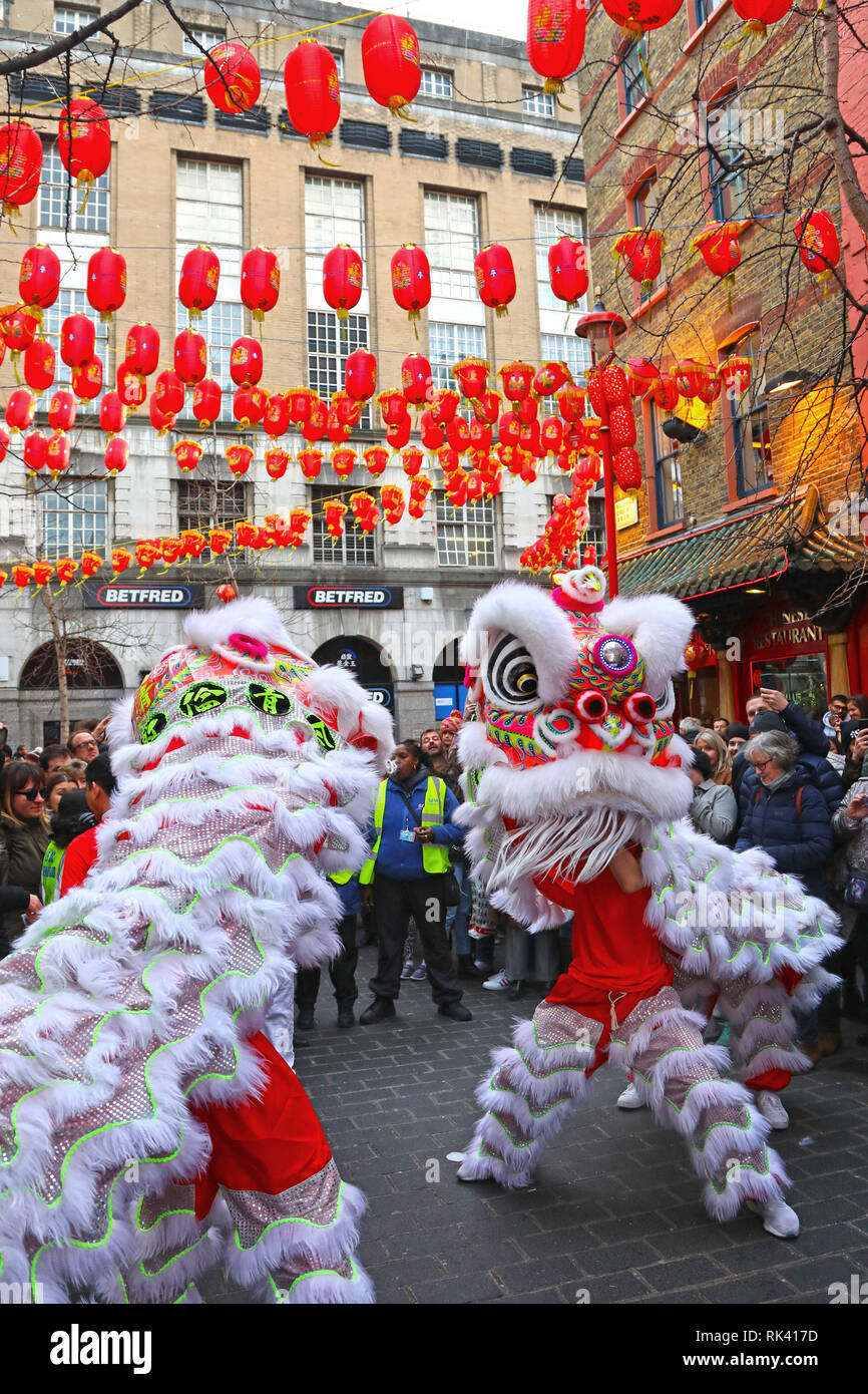 Londres, Royaume-Uni. Feb 9, 2019. Foules regardant la danse du lion dans Gerrard Street dans le quartier chinois dans le cadre de la fête du Nouvel An chinois pour l'année du cochon à Londres Crédit : Paul Brown/Alamy Live News Banque D'Images