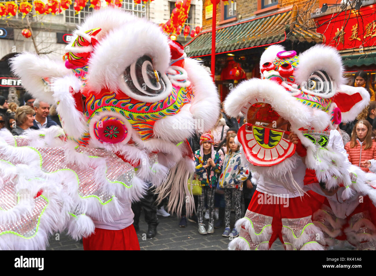 Londres, Royaume-Uni. Feb 9, 2019. Foules regardant la danse du lion dans Gerrard Street dans le quartier chinois dans le cadre de la fête du Nouvel An chinois pour l'année du cochon à Londres Crédit : Paul Brown/Alamy Live News Banque D'Images