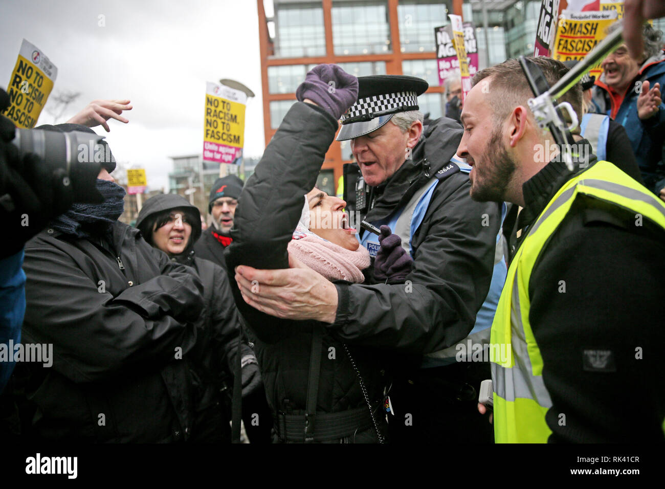 Manchester, UK. 09 Février, 2019. Un agent de police communautaire se tient entre manifestant anti racisme et gilet jaune organisateur, James Goddard qu'autour 100 racistes anti a tenu un rassemblement organisé par unis contre le fascisme et résister à l'opposant à un racisme prévue mars par un gilet jaune de l'aile droite du mouvement. Les jardins de Piccadilly, Manchester, UK, 9 février 2019 (C)Barbara Cook/Alamy Live News Crédit : Barbara Cook/Alamy Live News Banque D'Images