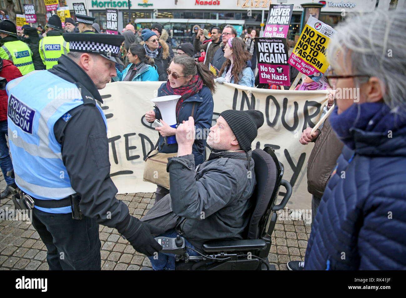 Manchester, UK. 09 Février, 2019. Un agent de police communautaire s'adressant à un raciste anti lors d'un Stand up au racisme rally. Les jardins de Piccadilly, Manchester, Royaume-Uni. Feb 9, 2019. (C)Barbara Cook/Alamy Live News Crédit : Barbara Cook/Alamy Live News Banque D'Images