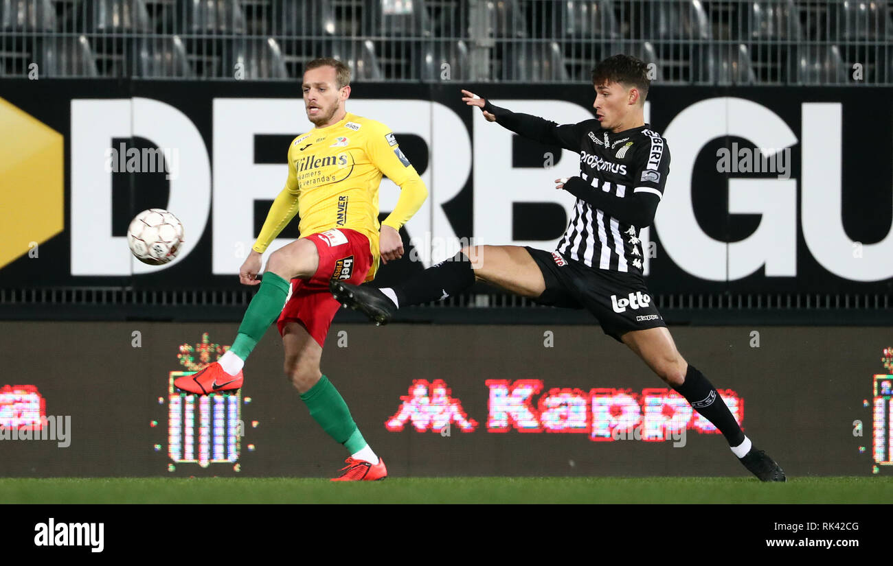 Charleroi, Belgique. 09Th Feb 2019. CHARLEROI, BELGIQUE - 09 février : Laurens De Bock de Kv Ostende et Younes Delfi de Charleroi lutte pour le ballon au cours de la Jupiler Pro League match day 25 entre Charleroi et KV Oostende le 09 février 2019 à Charleroi, en Belgique. (Photo Credit : Pro Shots/Alamy Live News Banque D'Images