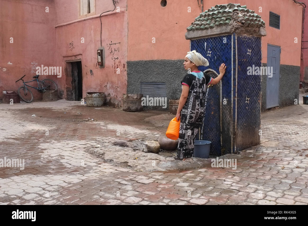 Femme au puits, Marrakech Banque D'Images
