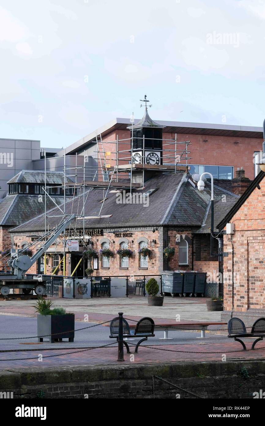 Les réparations à l'horloge à Gloucester Docks Wetherspoons Banque D'Images