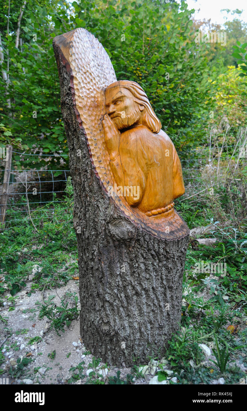Sculpture taillée dans un tronc d'arbre dans les bois, Kent UK Photo Stock  - Alamy