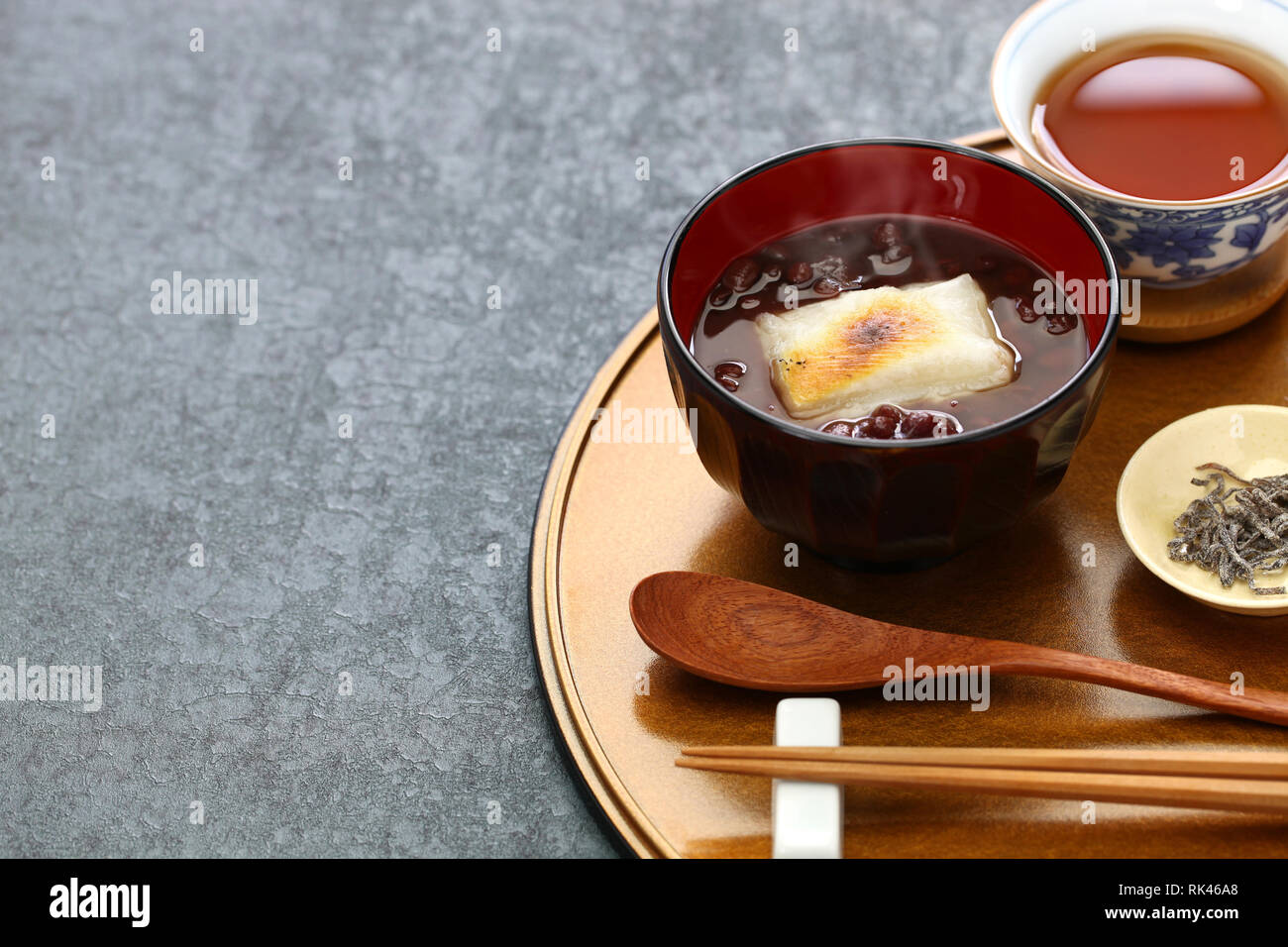 Oshiruko, soupe de haricots rouges avec du mochi (gâteau de riz), dessert traditionnel japonais Banque D'Images