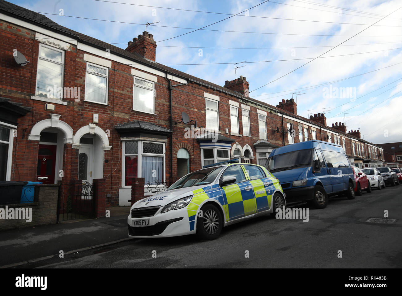 Une voiture de police à l'extérieur d'un établissement à Raglan Street à Hull après qu'un homme a été arrêté à la suite de la disparition de l'étudiant de 21 ans Libby Squire, qui a disparu depuis le vendredi 1er février. Banque D'Images