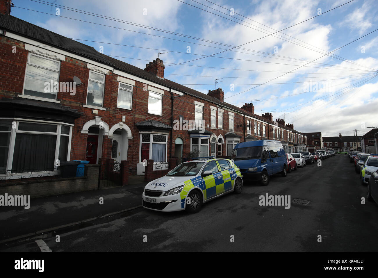 Une voiture de police à l'extérieur d'un établissement à Raglan Street à Hull après qu'un homme a été arrêté à la suite de la disparition de l'étudiant de 21 ans Libby Squire, qui a disparu depuis le vendredi 1er février. Banque D'Images