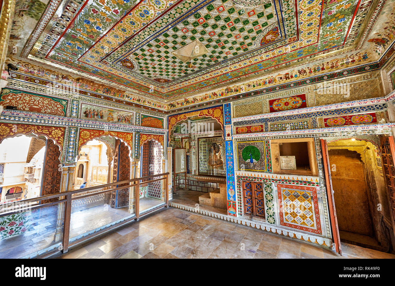 En miroir à l'intérieur chambre colorée Kothari Patwa Haveli, Jaisalmer, Rajasthan, India Banque D'Images