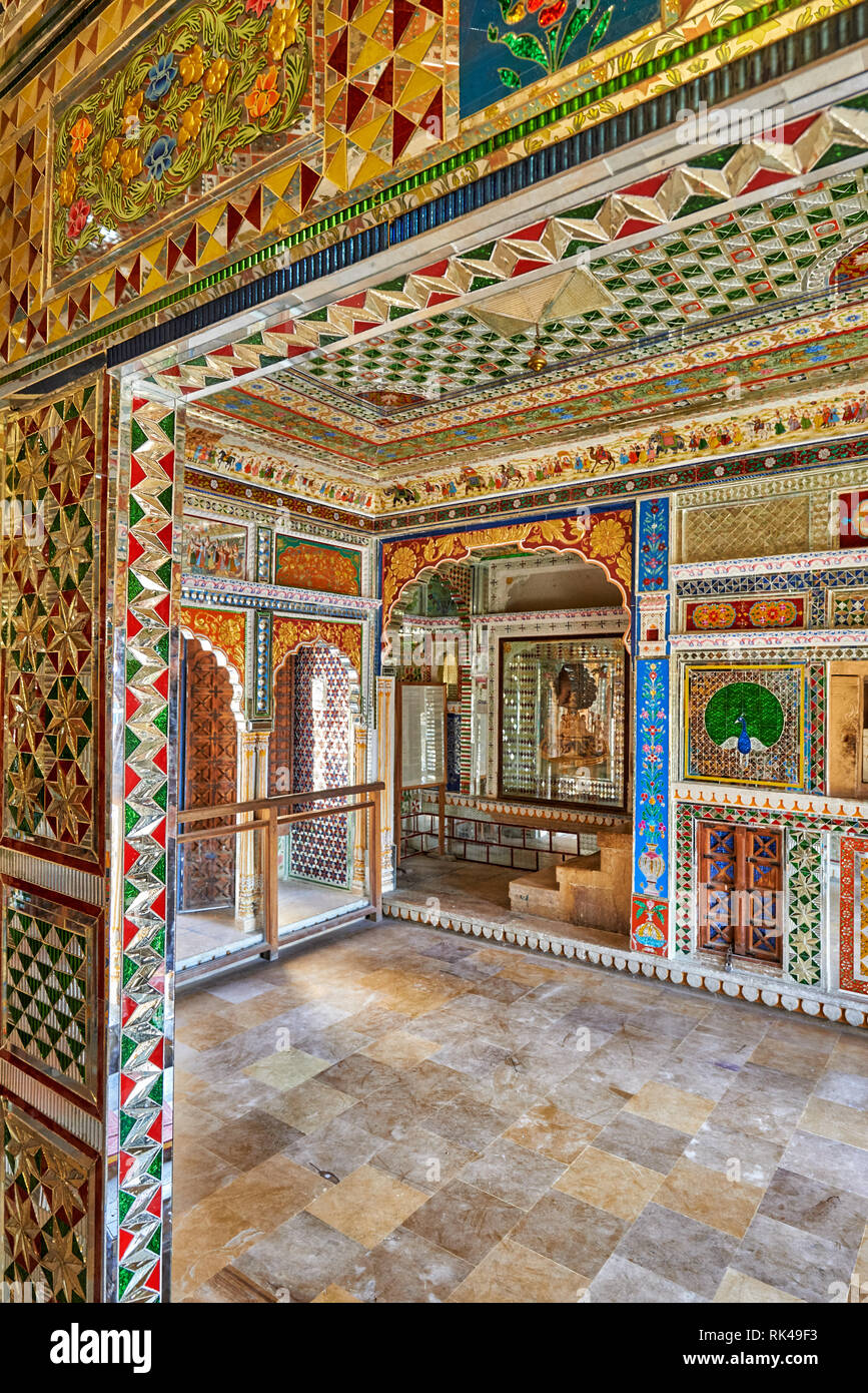 En miroir à l'intérieur chambre colorée Kothari Patwa Haveli, Jaisalmer, Rajasthan, India Banque D'Images