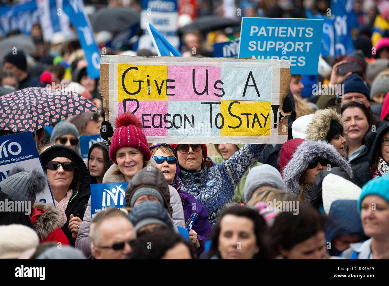 Une marche à Dublin à l'appui de substitution, des infirmières et des sages-femmes, qui demandent au gouvernement de faire des propositions sérieuses pour résoudre le différend. Banque D'Images