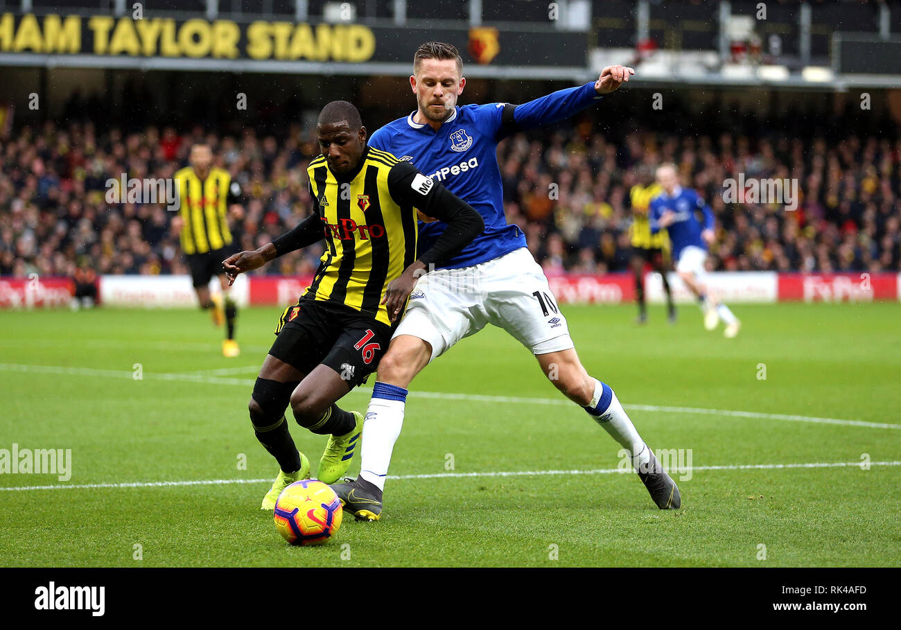 Abdoulaye Doucouré de Watford (à gauche) et d'Everton, Gylfi Sigurdsson (à droite) bataille pour la balle au cours de la Premier League match à Vicarage Road, Watford. Banque D'Images