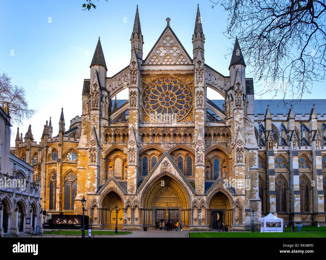 Londres, Angleterre / ROYAUME-UNI - 2019/01/28 : entrée nord de l'abbaye de Westminster royal, officiellement collégiale de Saint-Pierre à Westminste Banque D'Images