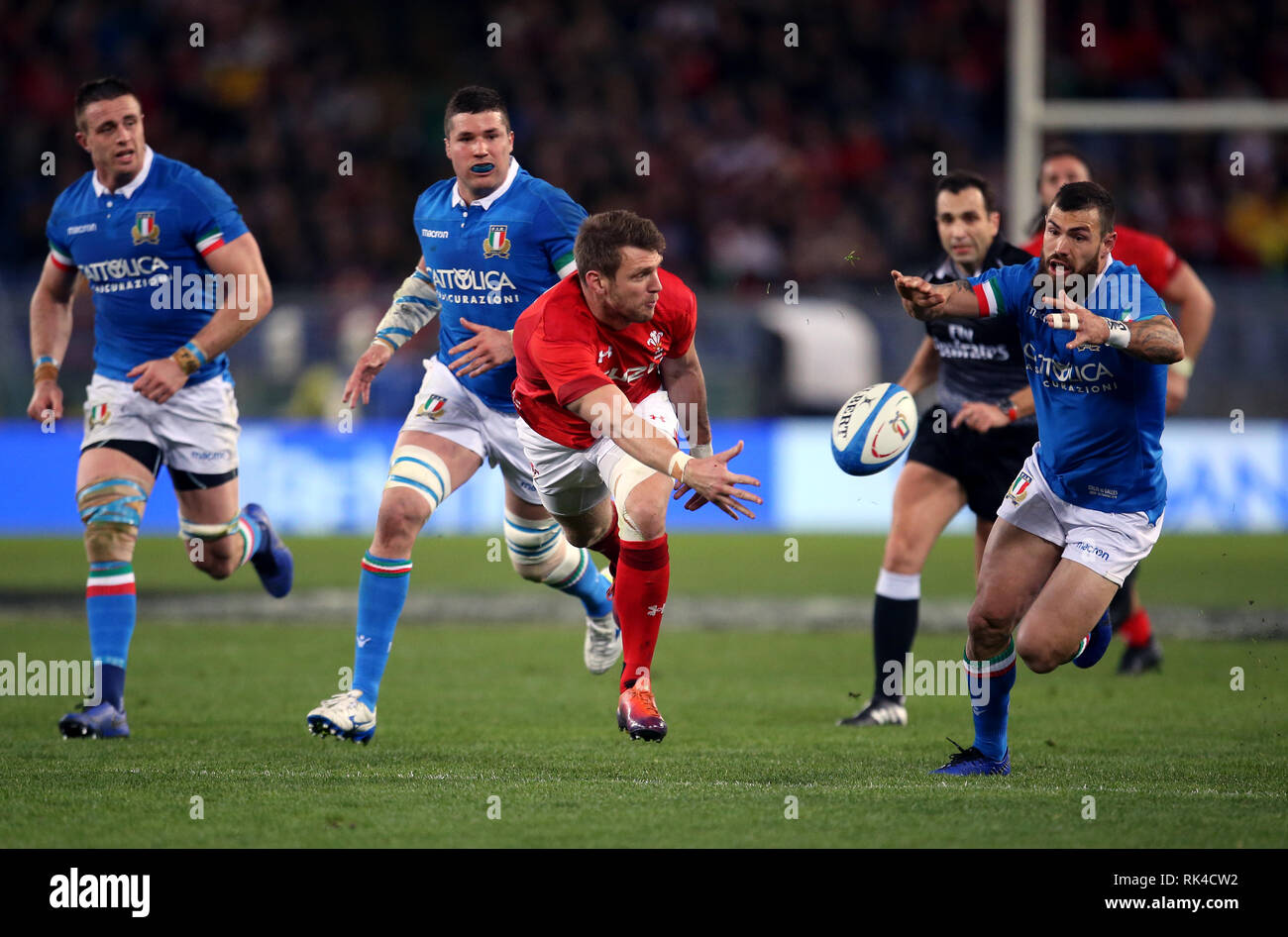 Pays de Galles' Dan Biggar passe sous la pression de l'Italie au cours de la Guinness Jayden Hayward match des Six Nations au Stadio Olimpico, Rome. Banque D'Images