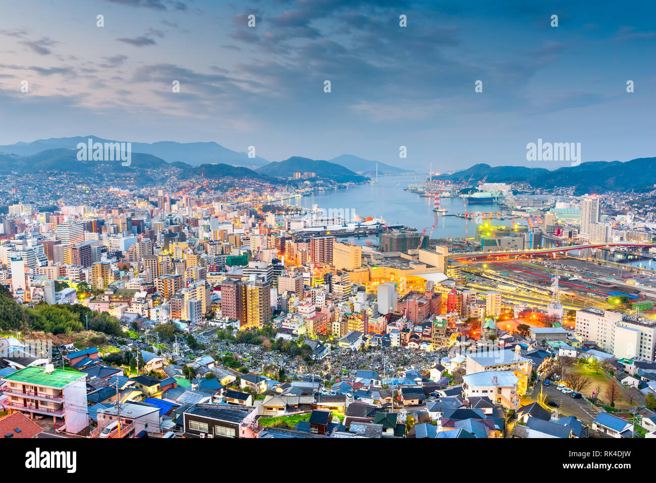 Nagasaki, Japon centre-ville sur la baie d'en haut au crépuscule. Banque D'Images