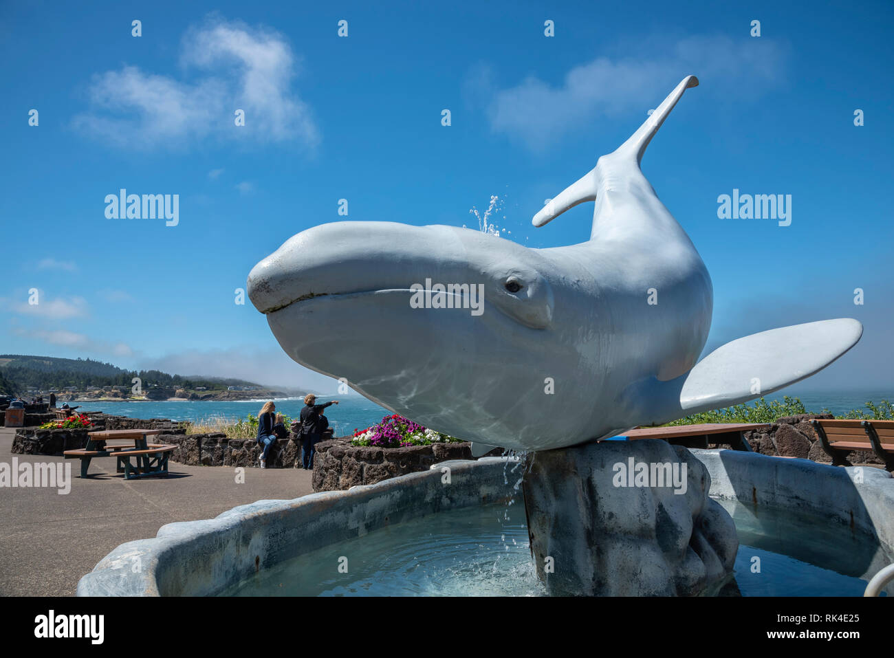 Sculpture de baleine et la fontaine en face de l'eau à Depoe Bay, côte de l'Oregon. Banque D'Images