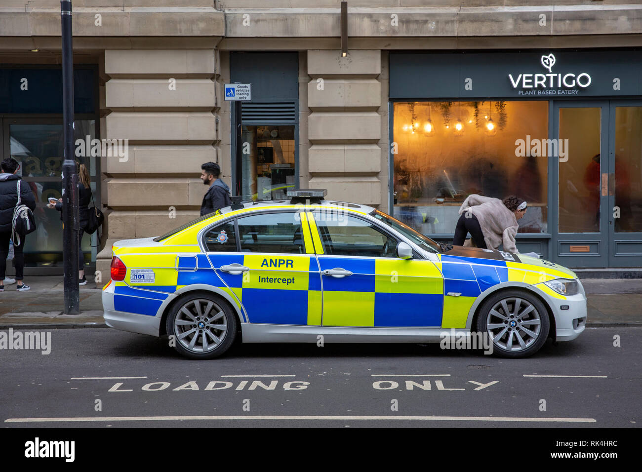 Véhicule d'interception de la police voiture garée dans le centre-ville de Manchester, Angleterre Banque D'Images