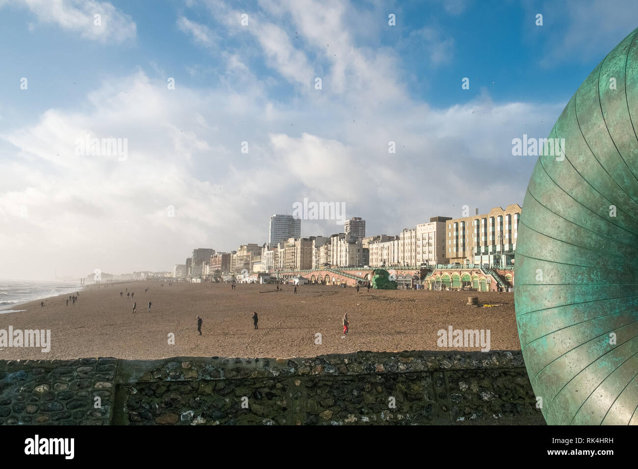 La plage de Brighton par un beau jour d'hiver Banque D'Images